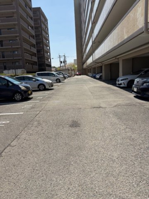 【駐車場】 | グランピアグーデンハイツ箱崎V | 屋外駐車場ですので、車高が高い車も大丈夫です。