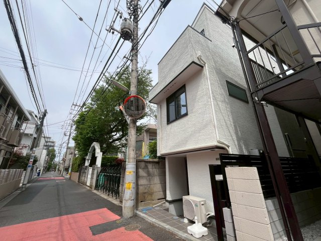 世田谷区船橋1丁目　新築戸建の前面道路含む現地写真|子育てしやすい住環境！教育施設や商業施設も徒歩圏内に充実。

ご内見希望・資料請求などお気軽にお問い合わせ下さい！
03-5990-5201