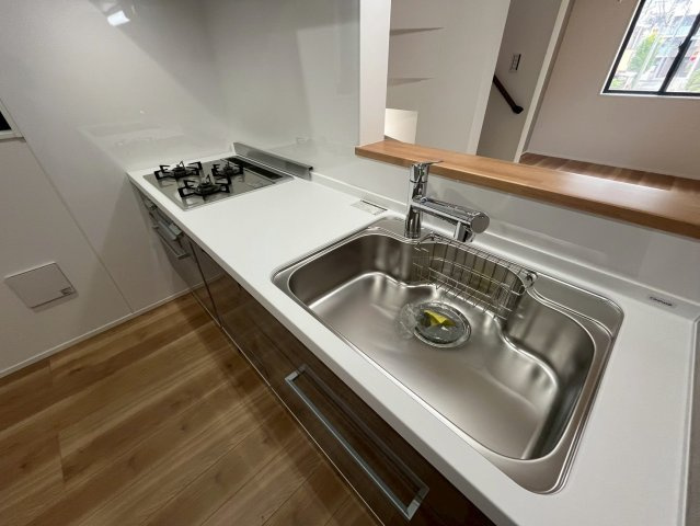 世田谷区船橋1丁目　新築戸建のキッチン|ご家族と会話を楽しみながらお料理ができる対面式キッチン。

現地ご見学希望・資料請求などお気軽にお問い合わせ下さい！
03-5990-5201