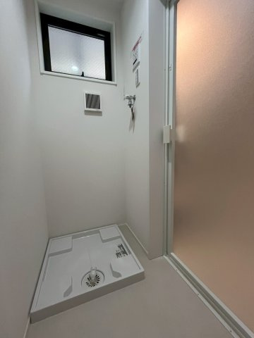世田谷区船橋1丁目　新築戸建のランドリースペース|洗面台横の窓からは光が差し込み、明るく通気性の良い空間です！

現地ご見学希望・資料請求などお気軽にお問い合わせ下さい！
03-5990-5201