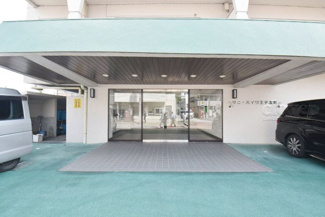 【エントランス】 | お客様を、そして住人を出迎えてくれるマンションのエントランス。ゴミが落ちていないことからも、管理状態の良さや住民の節度の高さが見て取れます。～即日のご見学可能～　お問合せはお気軽にどうぞ。