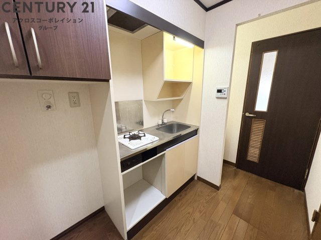 1口ガスコンロ付きのシンプルなキッチン