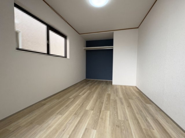 乙訓郡大山崎町字円明寺小字佃の洋室|ネイビーのアクセントクロスがお洒落な洋室です！