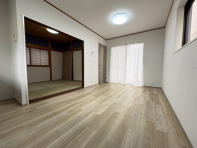 乙訓郡大山崎町字円明寺小字佃の居間・リビング|和室と一続きに使える便利な間取りです！！
あわせて13.5帖の広さがあります！