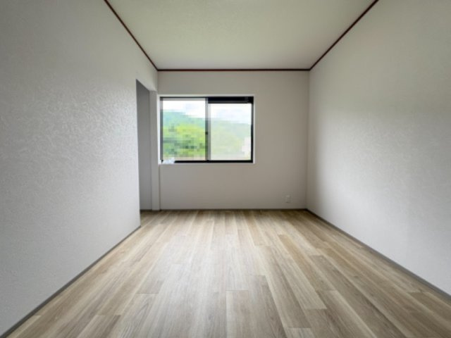 乙訓郡大山崎町字円明寺小字佃の洋室|景色の良い洋室。クローゼットもあり、ちらかりがちな荷物もすっきり片付きます！