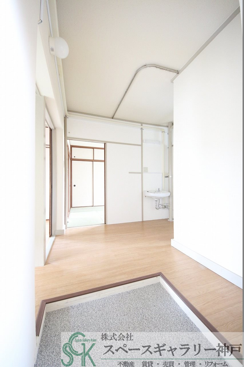 東垂水住宅の玄関|※お部屋により仕様が異なる場合があります。