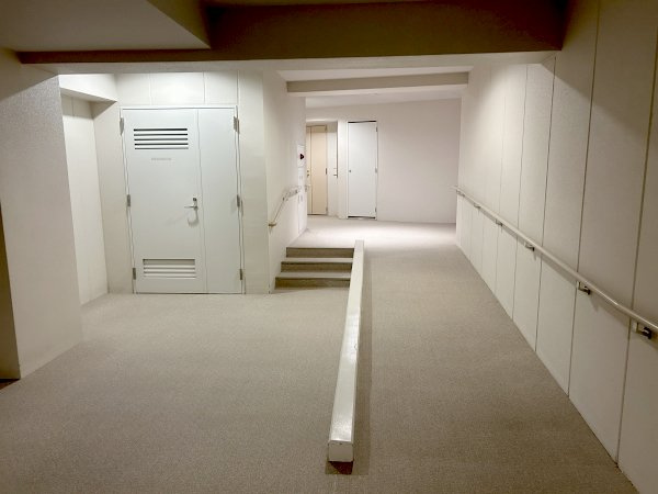 フォーシーズンズフォレスト湯河原のその他共用部分|館内スロープ