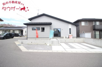 【駐車場】 | 油井小学校・安達中学校区　二本松市油井　-リガーレⅠ&Ⅱ-　２期　全２棟　２号棟 | 駐車スペース３台以上の広々とした敷地です♪　外水道もついていますので洗車に便利！