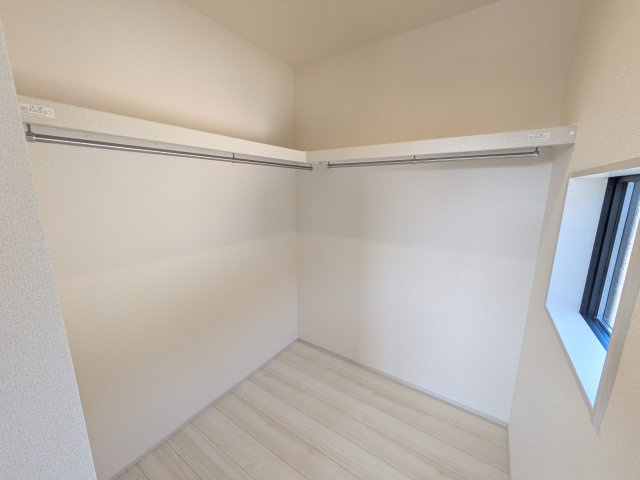 かすみがうら市下稲吉2期　新築戸建て　7号棟の収納|衣類や季節ものバッグ、帽子などの小物もまとめて収納できる広々としたウォークインクローゼット♪