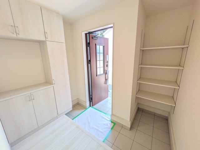 かすみがうら市下稲吉2期　新築戸建て　7号棟の玄関|家族全員の靴がスッキリ片付く大容量シューズボックス完備。
お客様を気持ちよく迎えられる、明るく清潔感あふれる玄関です。