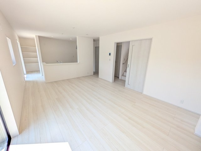かすみがうら市下稲吉2期　新築戸建て　7号棟の居間・リビング|南向きで明るく陽当たりの良いリビングです♪