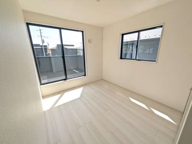 かすみがうら市下稲吉2期　新築戸建て　7号棟の洋室|たっぷり収納と明るい窓で、片付けも気持ち良くできる洋室。
お子様の「自分の部屋が欲しい」という夢を叶えます。