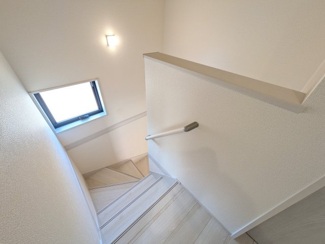 かすみがうら市下稲吉2期　新築戸建て　7号棟の内装|窓付きで明るい階段は、手すり付きでお子様からご年配の方まで安心して上り下りができます♪