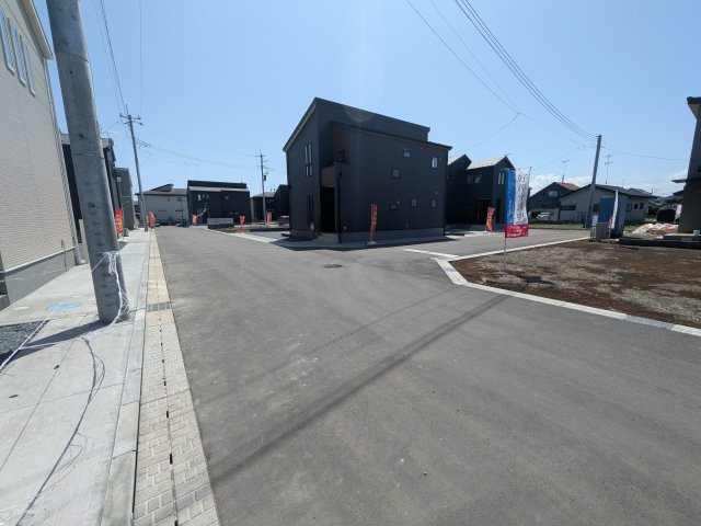 かすみがうら市下稲吉2期　新築戸建て　7号棟の前面道路含む現地写真