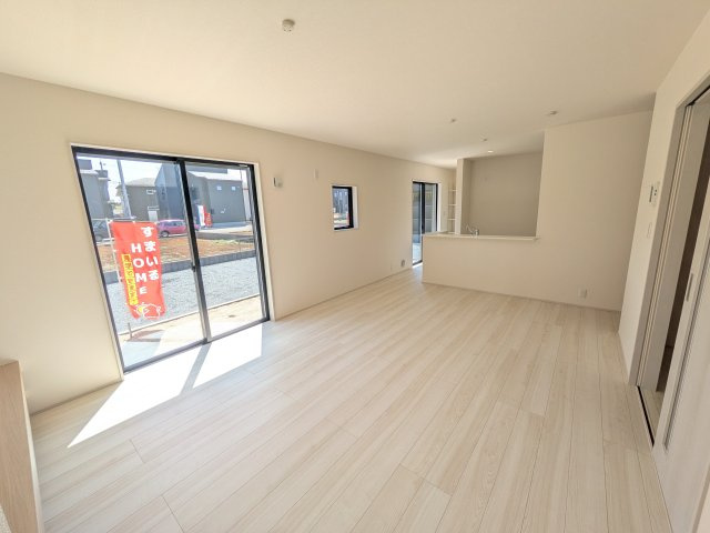 かすみがうら市下稲吉2期　新築戸建て　7号棟の居間・リビング|南向きで陽当たり良好の広々としたリビングです♪
