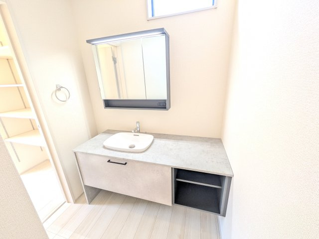 かすみがうら市下稲吉2期　新築戸建て　7号棟の独立洗面台|三面鏡の洗面化粧台はミラー扉の内側がすべて収納スペースになっており、収納力も魅力的です♪
ボックスティッシュも収納可能で、可変トレイは収納物に応じて高さ調整ができます！
取り外して洗えるので清潔です♪