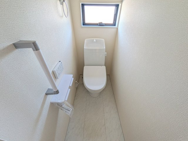 かすみがうら市下稲吉2期　新築戸建て　7号棟のトイレ|窓付きで明るく白を基調とした清潔感のあるトイレは温水洗浄便座付きです♪
