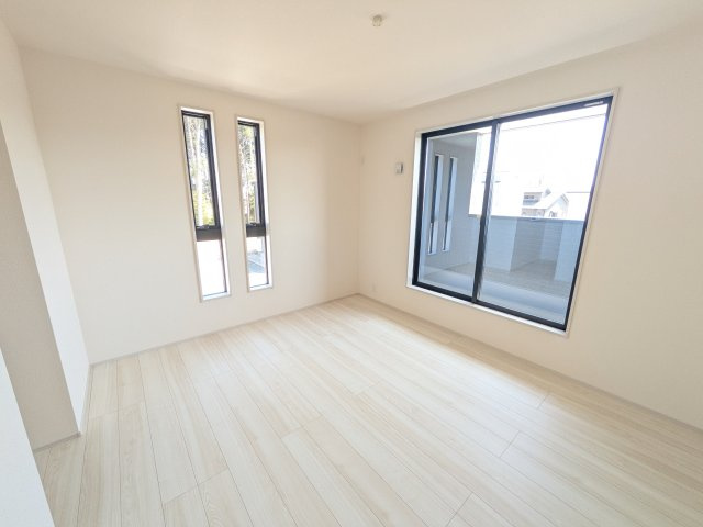 かすみがうら市下稲吉2期　新築戸建て　7号棟の洋室|たっぷりの陽光と心地よい風が入る２面採光。
毎朝、爽やかな目覚めをサポートする、快適なベッドルームです。