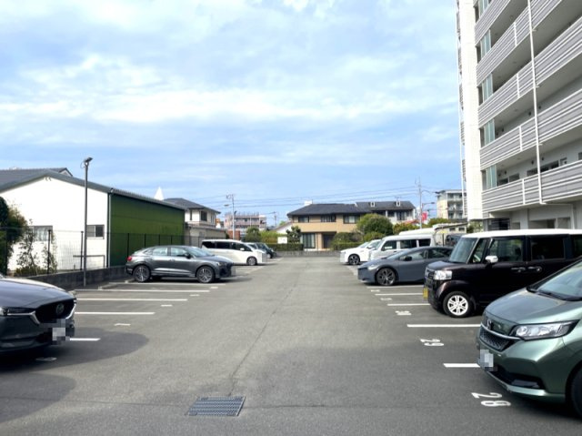 アルファスマート高松通りの駐車場