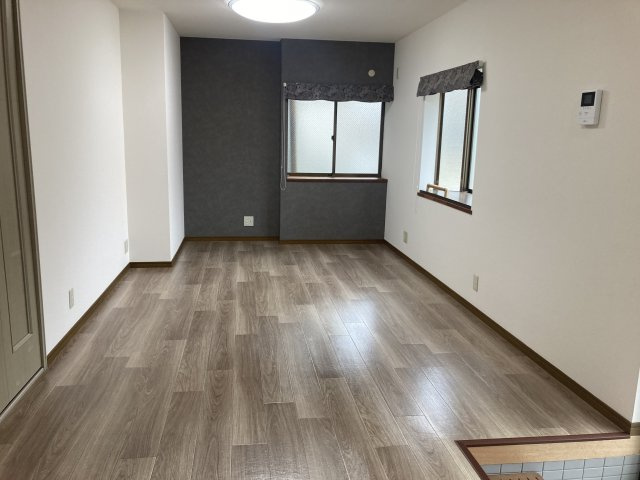 鈴蘭台北町2丁目テラスの洋室|壁紙の一部をアクセントクロスに変更してお洒落