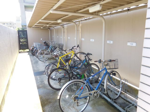 デセンシア寺西の駐車場