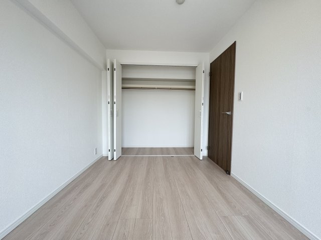 シャルム南砂町の洋室|大容量のクローゼット付きです♪