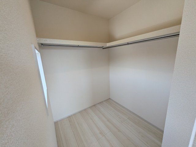 かすみがうら市下稲吉2期　新築戸建て　4号棟の収納|衣類や季節ものバッグ、帽子などの小物もまとめて収納できる広々としたウォークインクローゼット♪