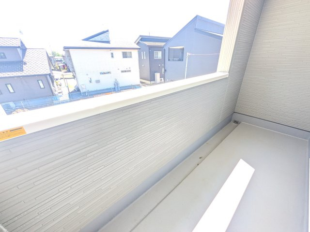 かすみがうら市下稲吉2期　新築戸建て　4号棟のバルコニー|広々としたワイドバルコニーは、日当たり良好で毎日の洗濯物干しに最適です。