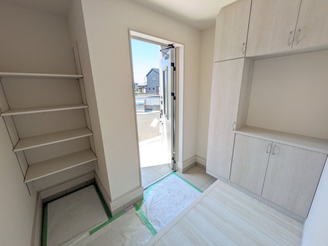 かすみがうら市下稲吉2期　新築戸建て　4号棟の玄関|家族全員の靴がスッキリ片付く大容量シューズボックス完備。
お客様を気持ちよく迎えられる、明るく清潔感あふれる玄関です。
