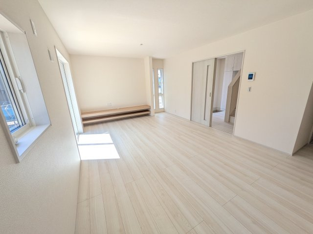 かすみがうら市下稲吉2期　新築戸建て　4号棟の居間・リビング|南向きで明るく陽当たりの良いリビングです♪