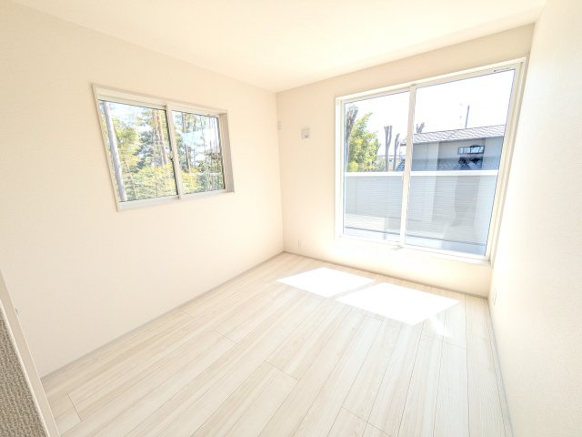 かすみがうら市下稲吉2期　新築戸建て　4号棟の洋室|たっぷり収納と明るい窓で、片付けも気持ち良くできる洋室。
お子様の「自分の部屋が欲しい」という夢を叶えます。