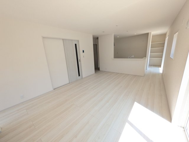 かすみがうら市下稲吉2期　新築戸建て　4号棟の居間・リビング|南向きで陽当たり良好の広々としたリビングです♪
