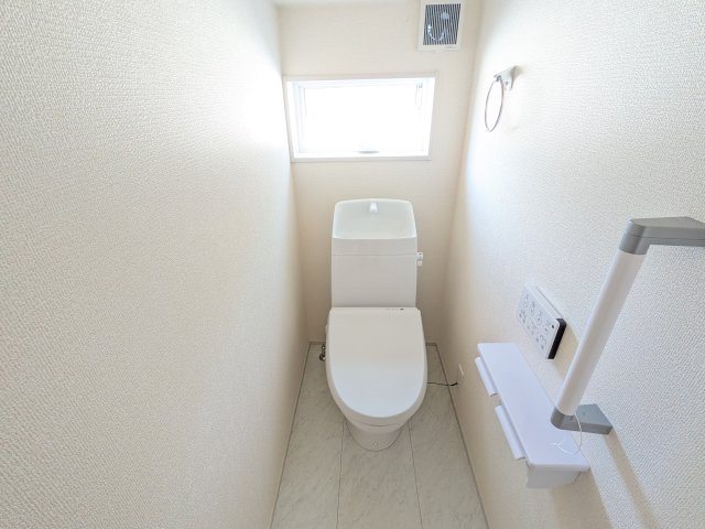 かすみがうら市下稲吉2期　新築戸建て　4号棟のトイレ|窓付きで明るく白を基調とした清潔感のあるトイレは温水洗浄便座付きです♪
