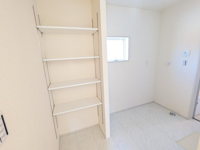 かすみがうら市下稲吉2期　新築戸建て　4号棟のランドリースペース|洗面化粧台の隣には可動棚のリネン庫があり、タオルなどの収納に便利です♪