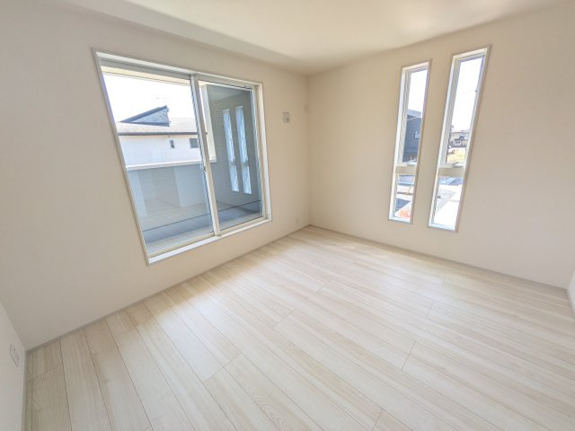かすみがうら市下稲吉2期　新築戸建て　4号棟の洋室|たっぷりの陽光と心地よい風が入る２面採光。
毎朝、爽やかな目覚めをサポートする、快適なベッドルームです。