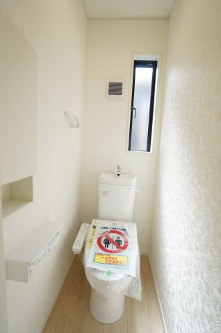 クレイドルガーデン常滑市西阿野町第1　3号棟のトイレ|1階2階にトイレがあり、お掃除しやすい機能や工夫が満載。スッキリコンパクトなシャワートイレで温水洗浄便座で冬は暖かく快適です