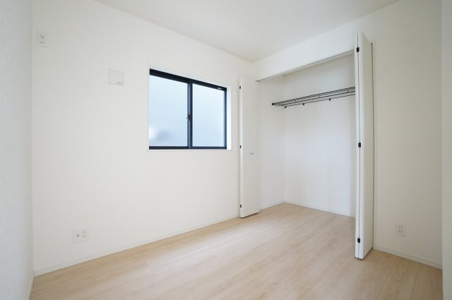 クレイドルガーデン常滑市西阿野町第1　3号棟の洋室|1階3.7帖洋室は大型クローゼットがあり嬉しい収納力！客間としてもお子様の遊び場としても
活躍しそうなスペースです。