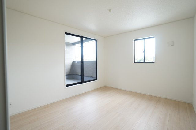 クレイドルガーデン常滑市西阿野町第1　3号棟の洋室|2階7.5帖洋室は大型ウォークインクローゼット付きの主寝室。バルコニーに面した明るく快適なプライベート空間で、ゆったりと心地の良い時間を過ごすことができます。