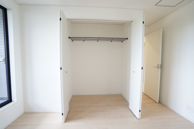 クレイドルガーデン常滑市西阿野町第1　3号棟の収納|2階洋室のクローゼットは大容量です。作り付けの収納があることで収納家具を減らして、お部屋を広く使うことができます♪