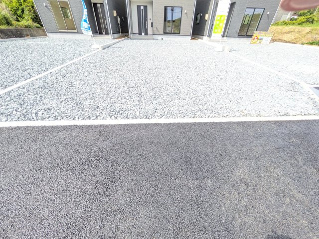 クレイドルガーデン常滑市西阿野町第1　3号棟の駐車場|奥行がある駐車スペースは2台～3台可能！！