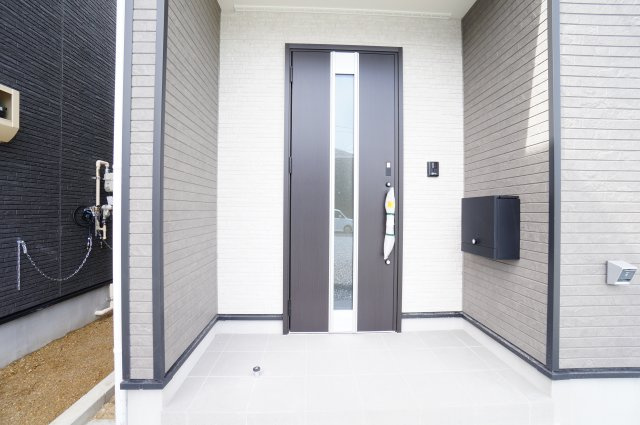 クレイドルガーデン常滑市西阿野町第1　3号棟の玄関|ナチュラルな落ち着きのあるカラーリングの玄関。サムターンセキュリティー付きドア。