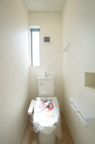 クレイドルガーデン常滑市西阿野町第1　2号棟のトイレ|1階2階にトイレがあり、お掃除しやすい機能や工夫が満載。スッキリコンパクトなシャワートイレで温水洗浄便座で冬は暖かく快適です