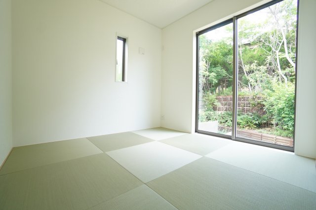 クレイドルガーデン常滑市西阿野町第1　2号棟の和室|1階の独立した5帖の和室は落ち着いた雰囲気でちょっとした来客用に客間としても大活躍。収納があるのでお子様の遊びのスペース、趣味や家事など様々なシーンで活用できます♪