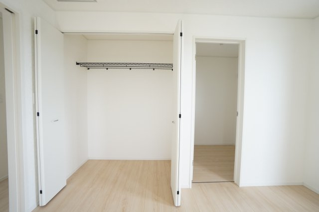 クレイドルガーデン常滑市西阿野町第1　2号棟の収納|2階洋室☆ウォークインクローゼットと納戸は収納家具を減らして、お部屋を広く使うことができます。たっぷりの収納スペースで衣替えなど季節の入れ替え不要、整理整頓もしやすく快適です♪