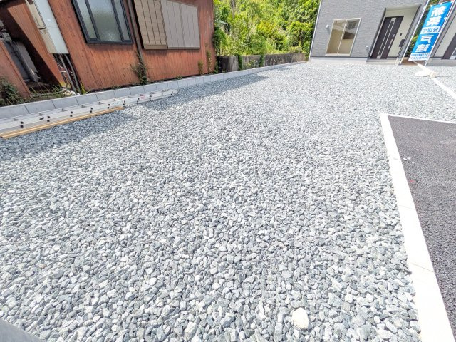 クレイドルガーデン常滑市西阿野町第1　2号棟の駐車場|駐車スペース2台～4台可能。広々としたスペースで車の出し入れもスムーズに行えます。家族だけでなく来客時にも使うことができて便利♪