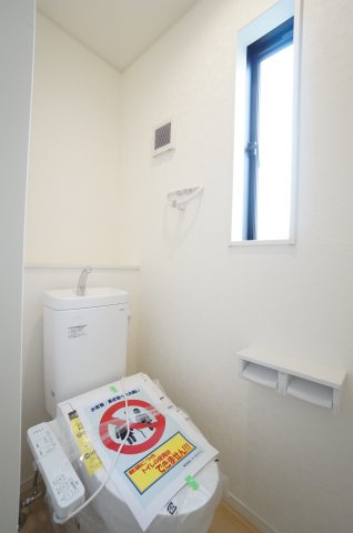 クレイドルガーデン常滑市西阿野町第1　1号棟のトイレ|1階2階にトイレがあり、お掃除しやすい機能や工夫が満載。スッキリコンパクトなシャワートイレで温水洗浄便座で冬は暖かく快適です