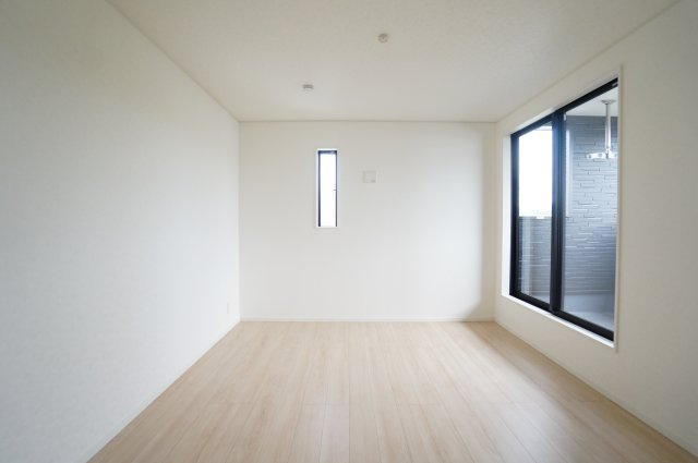 クレイドルガーデン常滑市西阿野町第1　1号棟の内装|2階洋室7.6帖はバルコニーに面した明るい居室。
