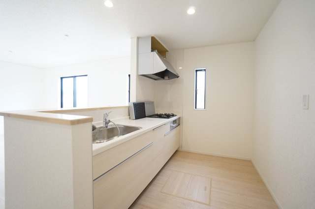 クレイドルガーデン常滑市西阿野町第1　1号棟のキッチン|お料理しながら会話弾む対面キッチンは家族の様子を見守りながらお料理が出来て楽しい時間を過ごせそうです♪