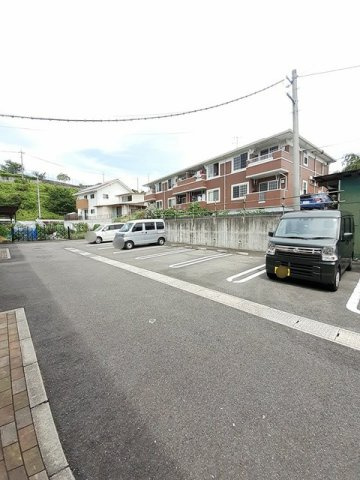 ルミエール峰高Ⅰの駐車場|駐車場に車を止められます