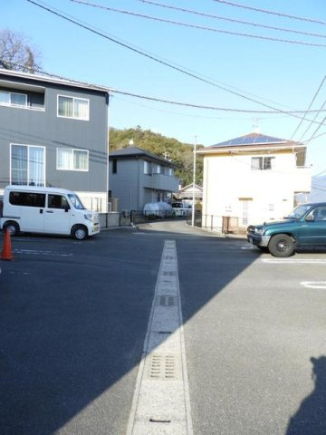 エム・ヒルズ緑井の駐車場|車をお持ちの方に嬉しい駐車場付きの物件です